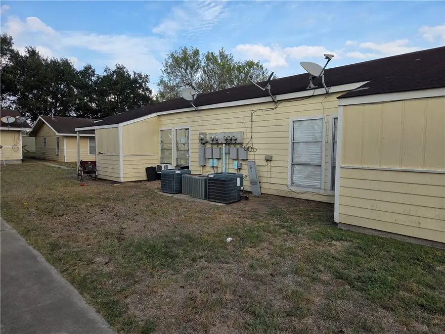 657 W 4th Street, Yorktown, TX 78164 - Image #3