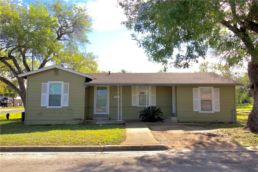 808 E Lott Street, Beeville, TX 78102 - Image #2