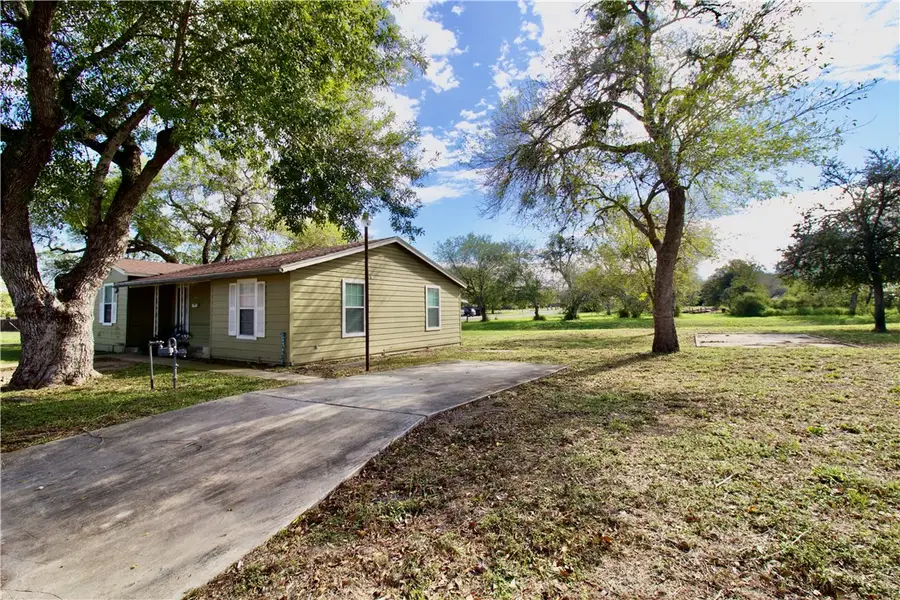 808 E Lott Street, Beeville, TX 78102 - Image #3