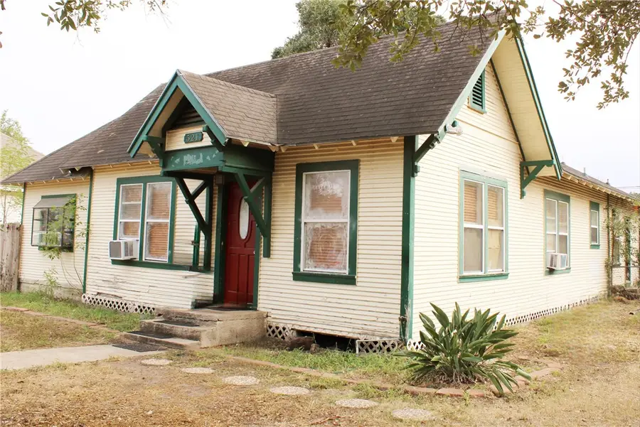 521 E Huisache Avenue, Kingsville, TX 78363 - Image #2