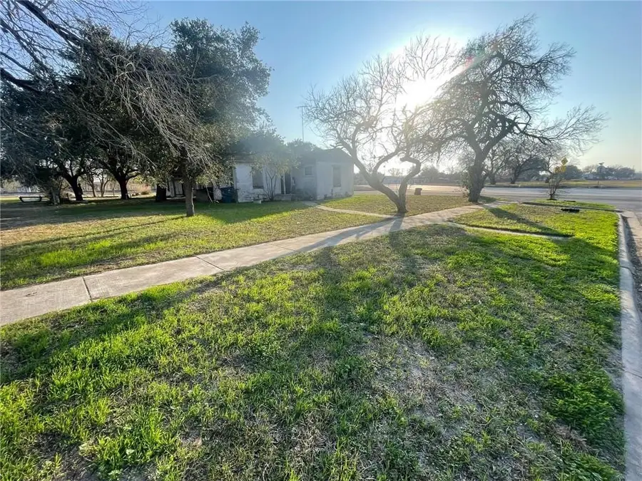600 E Merriman Street, Sinton, TX 78387 - Image #3