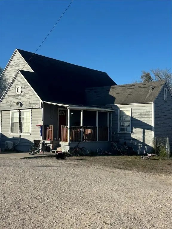 207 Mcgloin Street, Three Rivers, TX 78071