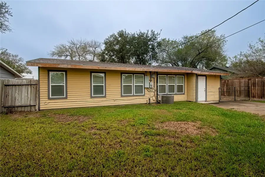1031 Wilshire Place, Corpus Christi, TX 78411 - Image #3