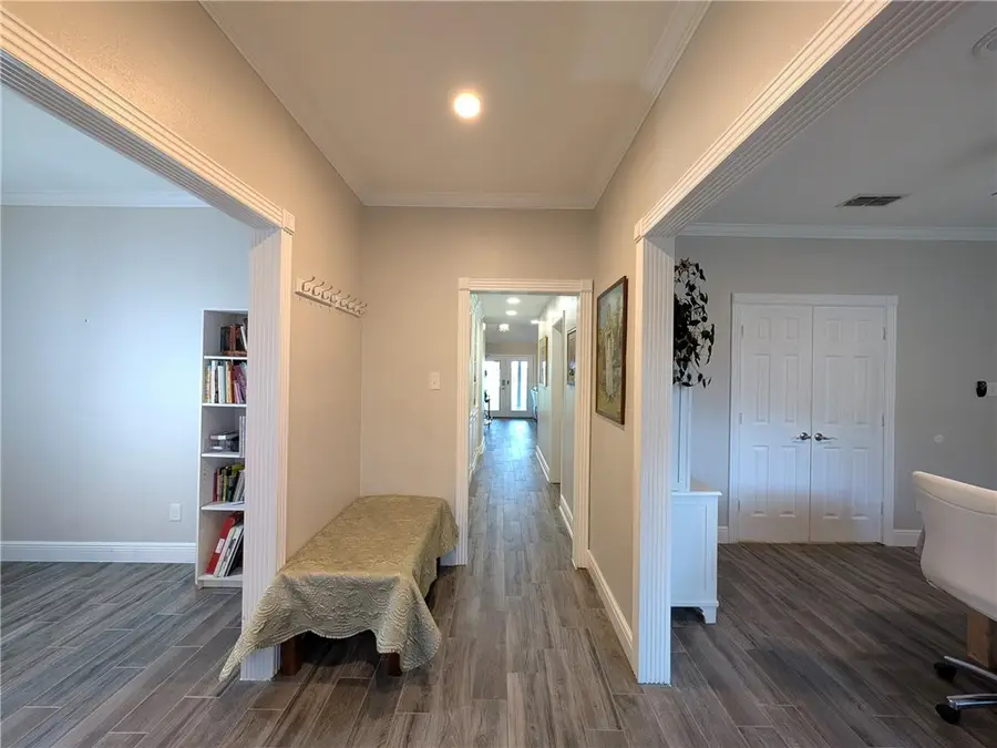 565 Poenisch Drive, Corpus Christi, TX 78412 - Image #2