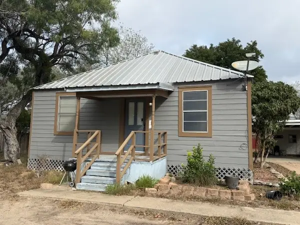 305 E Thornton Street, Three Rivers, TX 78071