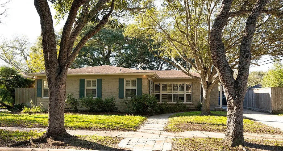 415 Center Drive, Corpus Christi, TX 78411 - Image #1