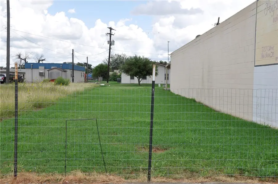 521 E Main Avenue, Robstown, TX 78380 - Image #2