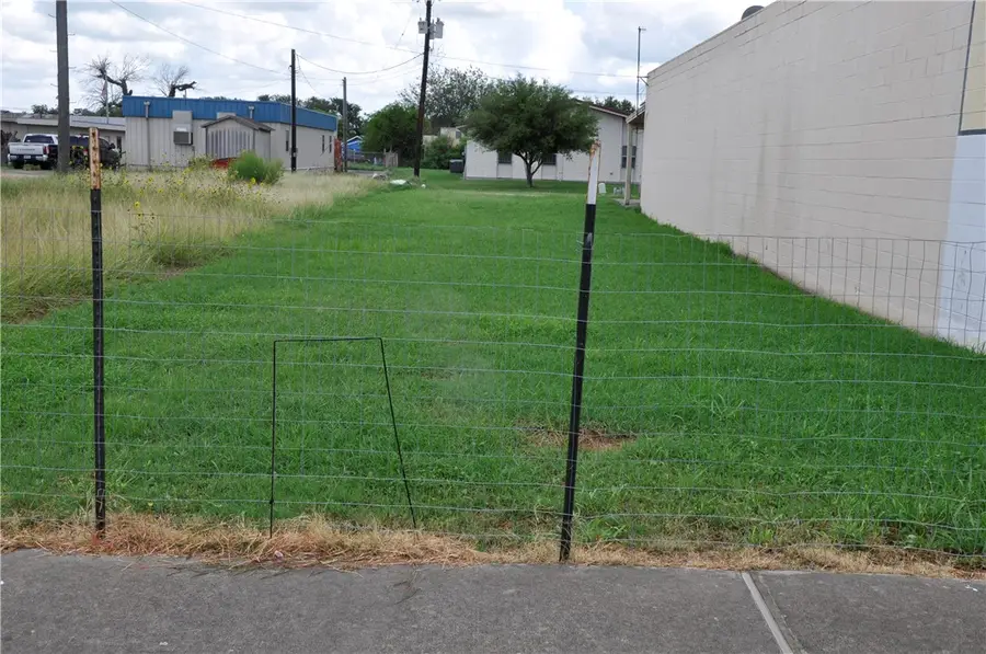 521 E Main Avenue, Robstown, TX 78380 - Image #3