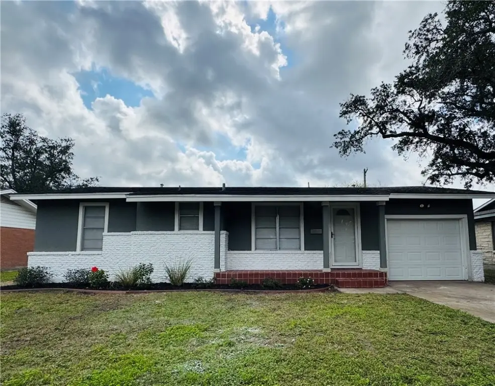 364 Woodlawn Street, Sinton, TX 78387 - Image #1