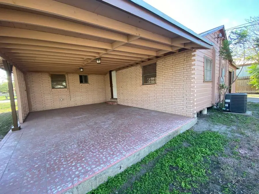 424 W B Avenue, Kingsville, TX 78363 - Image #3