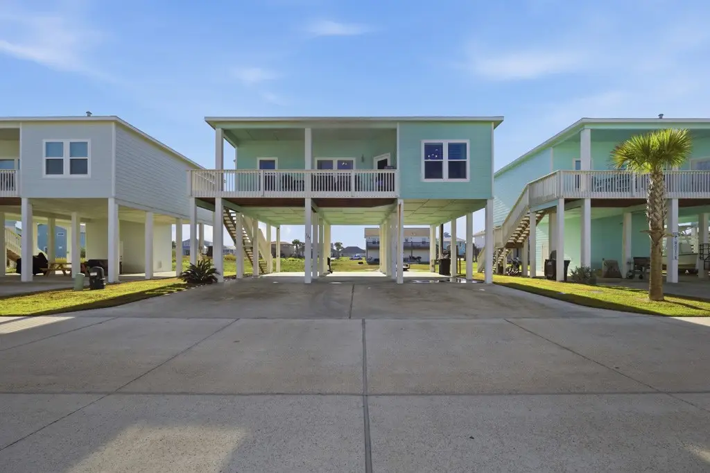 127 Paradise Drive, Rockport, TX 78382 - Image #1