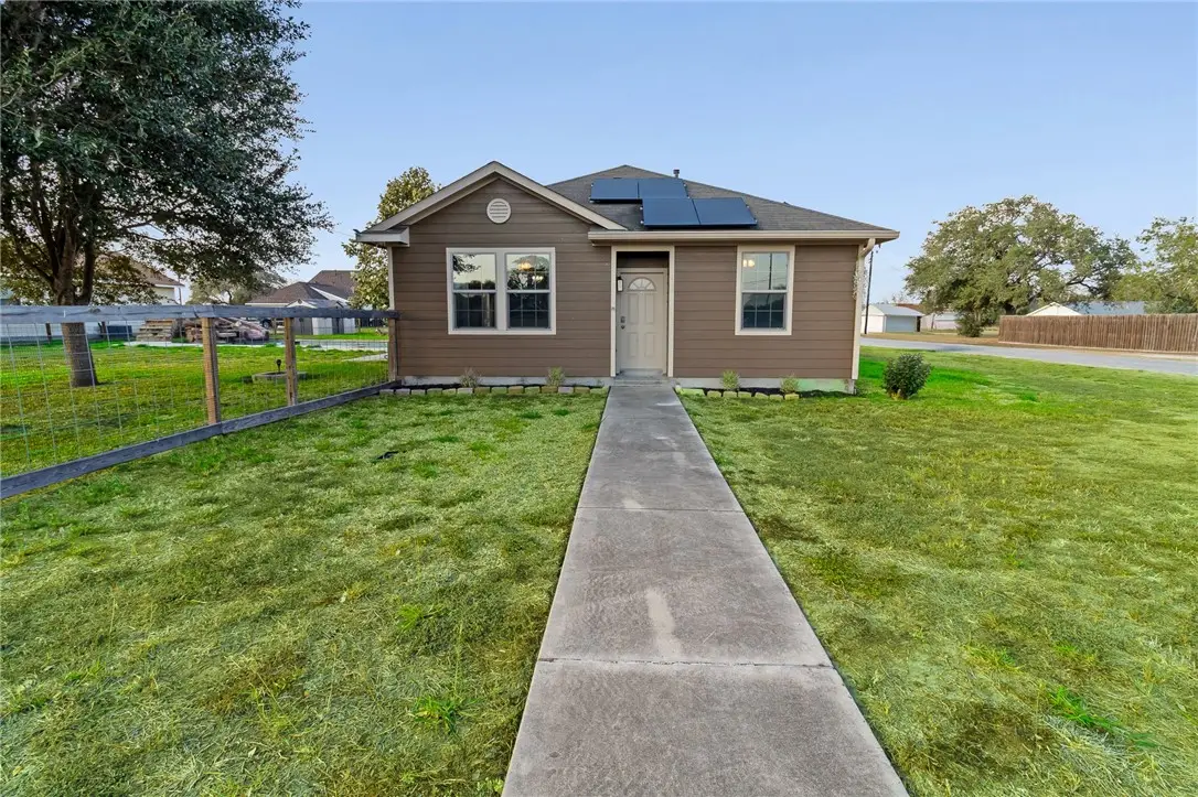 402 W Sullivan Street, Skidmore, TX 78389 - Image #1