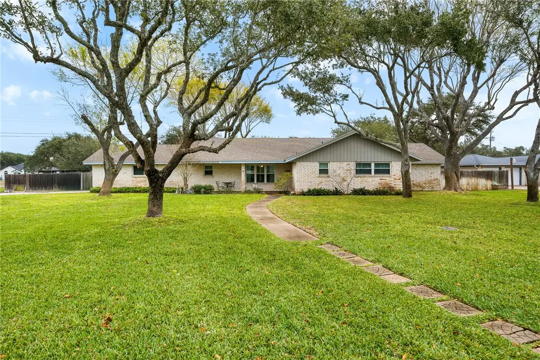 948 Oak Avenue, Rockport, TX 78382 - Image #1