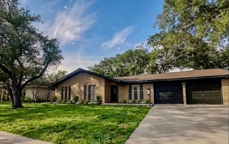 1405 Palo Blanco, Beeville, TX 78102 - #1