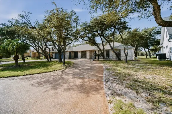 711 Waterwood Street, Rockport, TX 78382