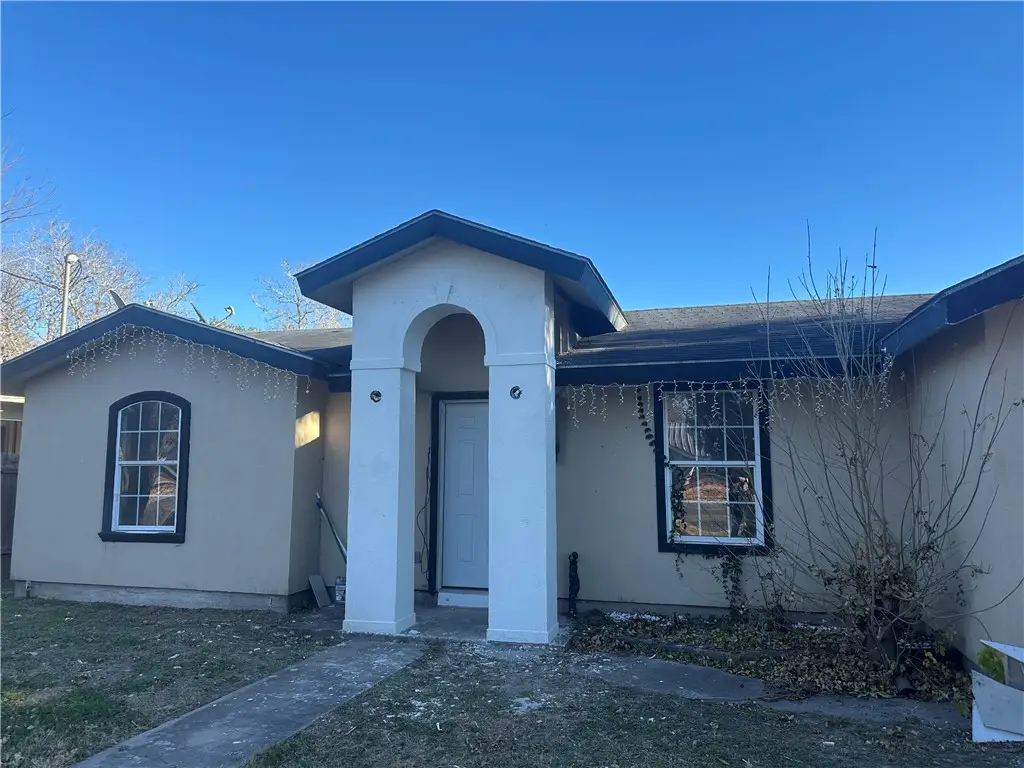 607 W Randall Street, Beeville, TX 78102 - #1