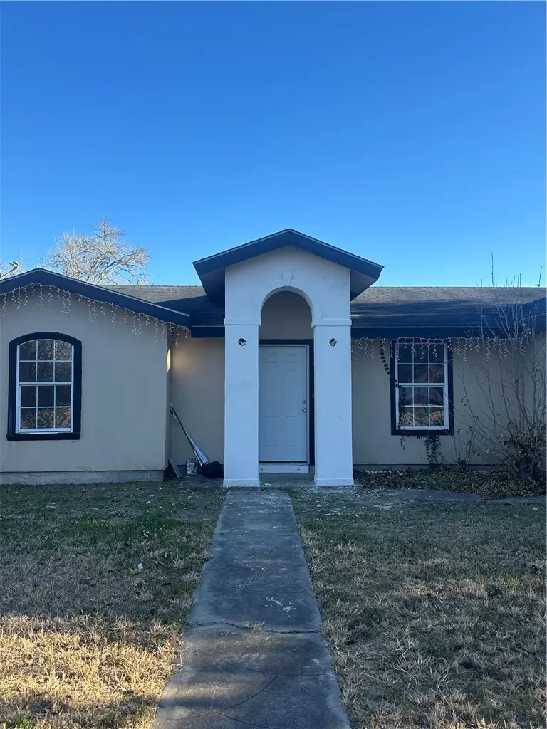 607 W Randall Street, Beeville, TX 78102 - #2