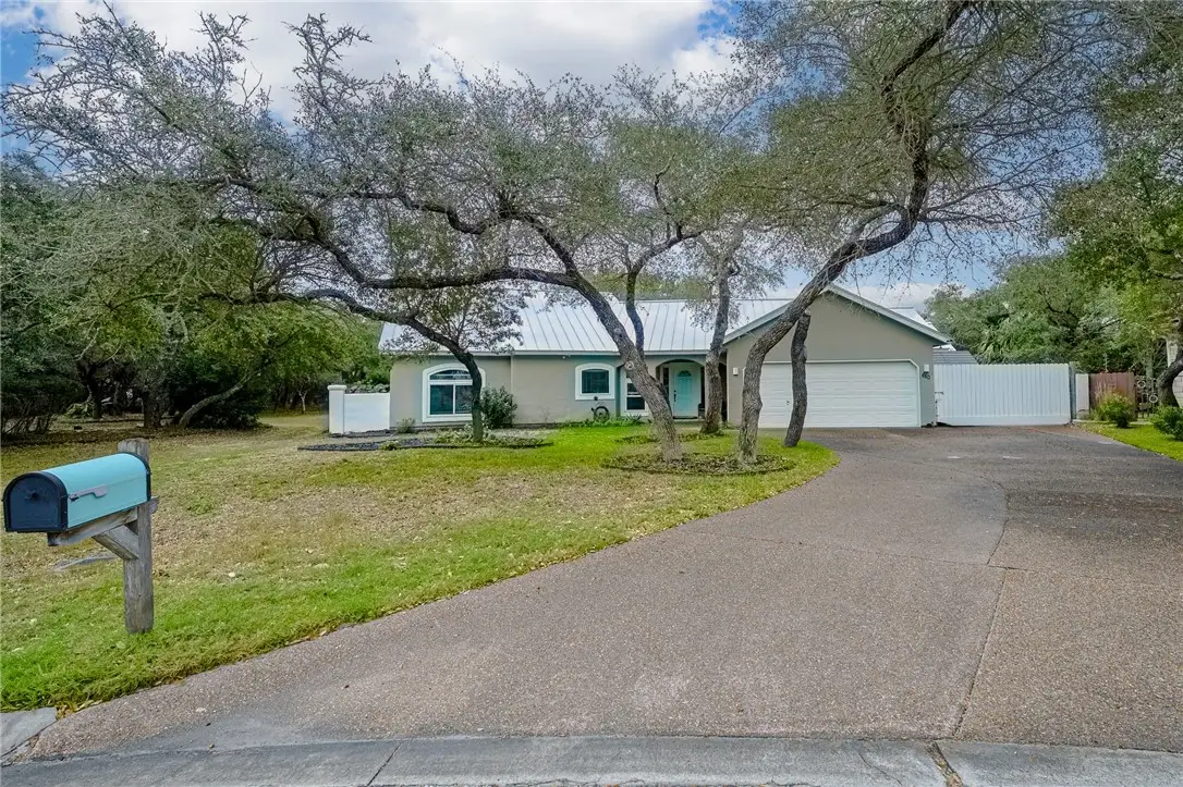 610 Bent Tree Street, Rockport, TX 78382 - Image #1
