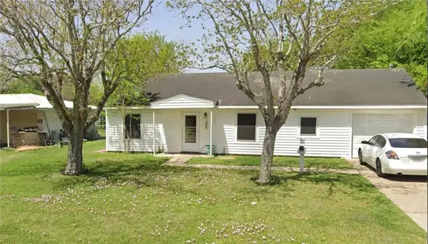 117 Massanet Street, Port Lavaca, TX 77979