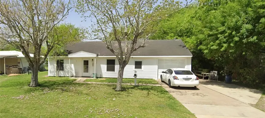 117 Massanet Street, Port Lavaca, TX 77979 - #2