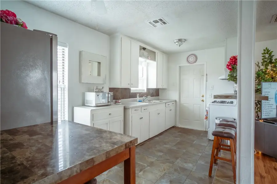 1125 Woodlawn Drive, Corpus Christi, TX 78412 - Image #3