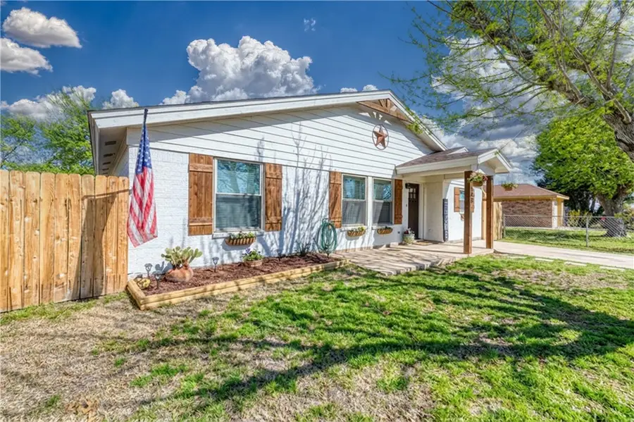 448 Melody Ln, Uvalde, TX 78801 - #3