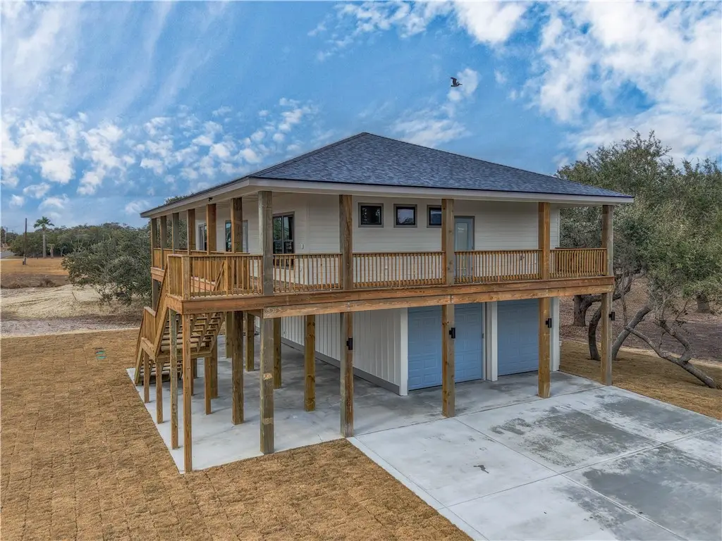 151 Front St, Rockport, TX 78382 - #1