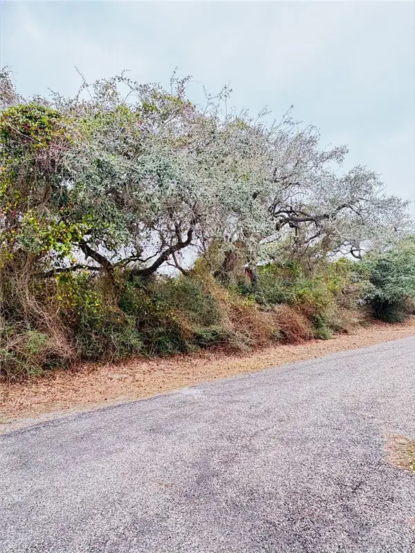 38 Oakshore Loop, Rockport, TX 78382