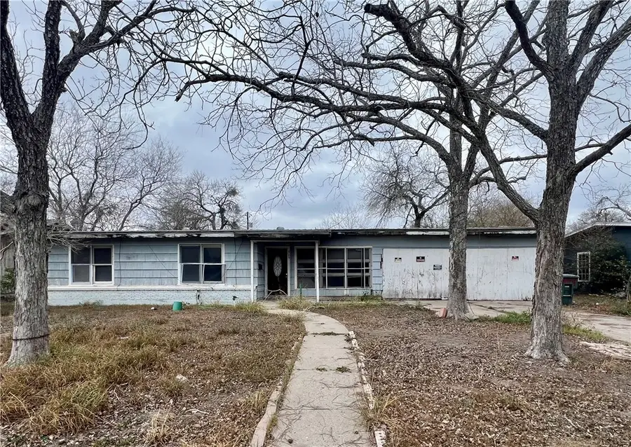 909 Highland Avenue, Alice, TX 78332 - #2