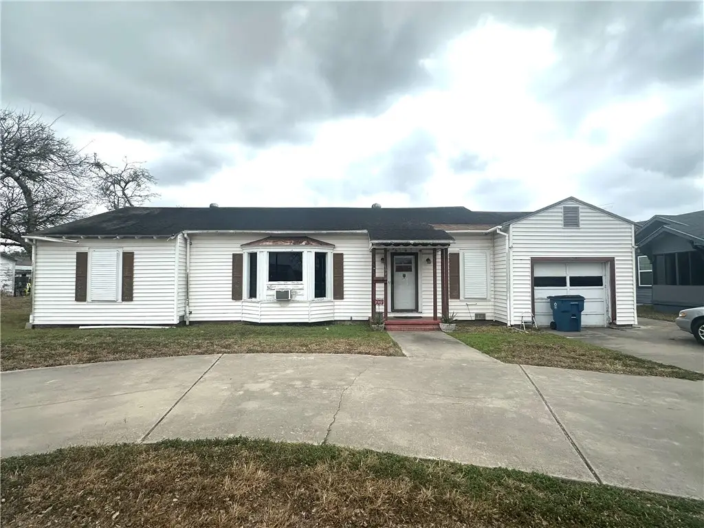 604 E Sinton Street, Sinton, TX 78387 - #1