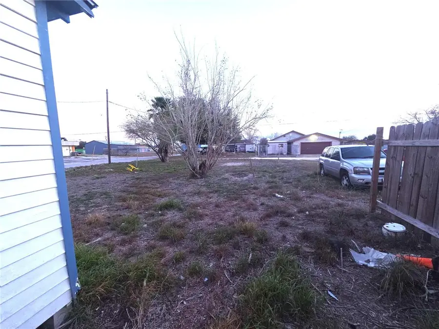 921 E Avenue A Avenue, Kingsville, TX 78363 - #3