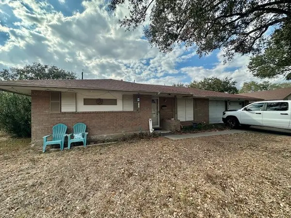 725 S 19th Street, Kingsville, TX 78363