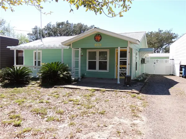 809 N Kossuth Street, Rockport, TX 78382