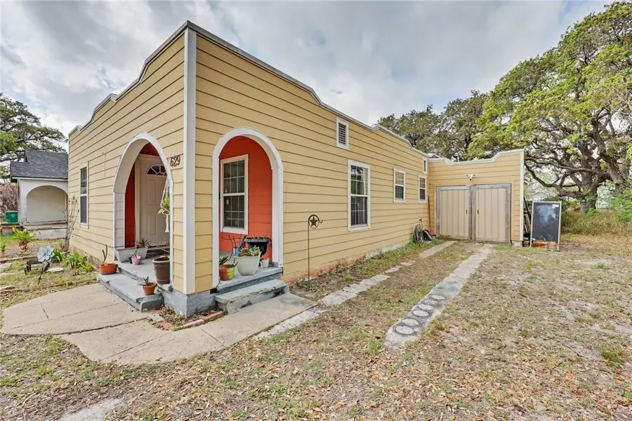 629 W Yoakum Avenue, Aransas Pass, TX 78336 - #3