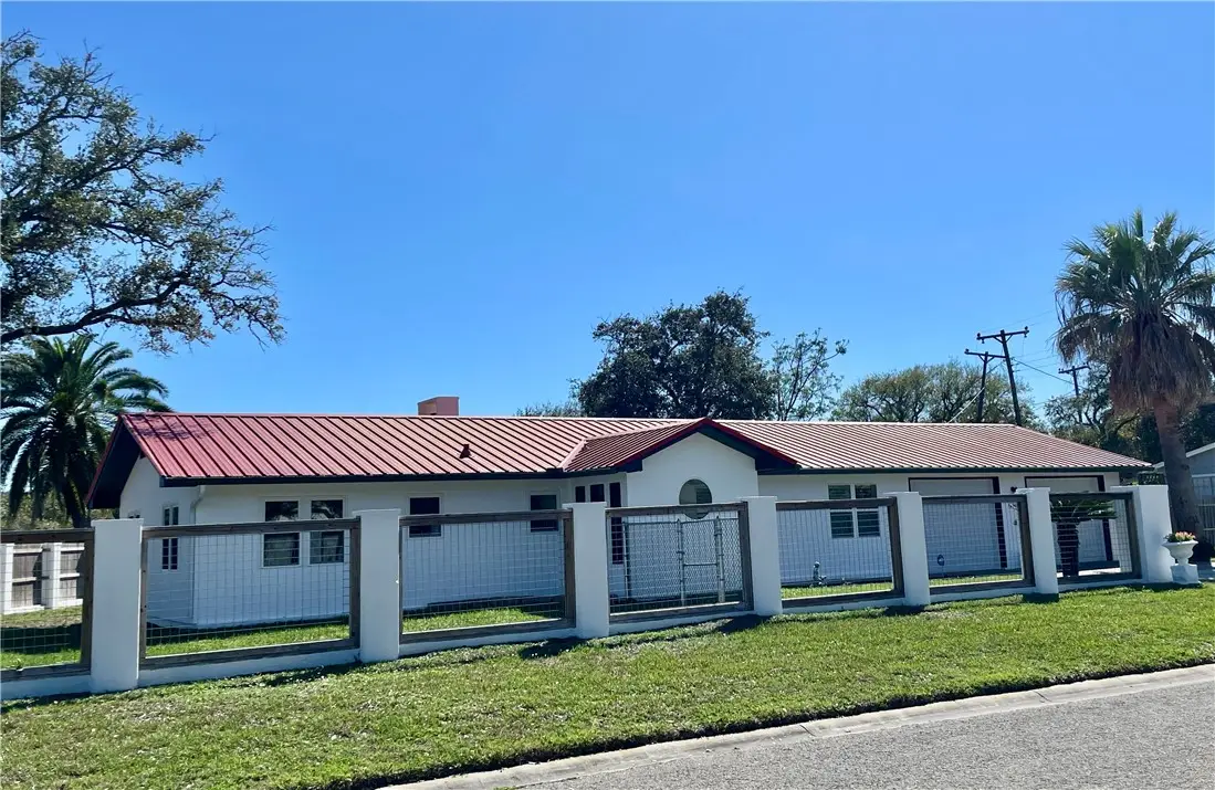 2005 Bay Ave., Rockport, TX 78382 - #1