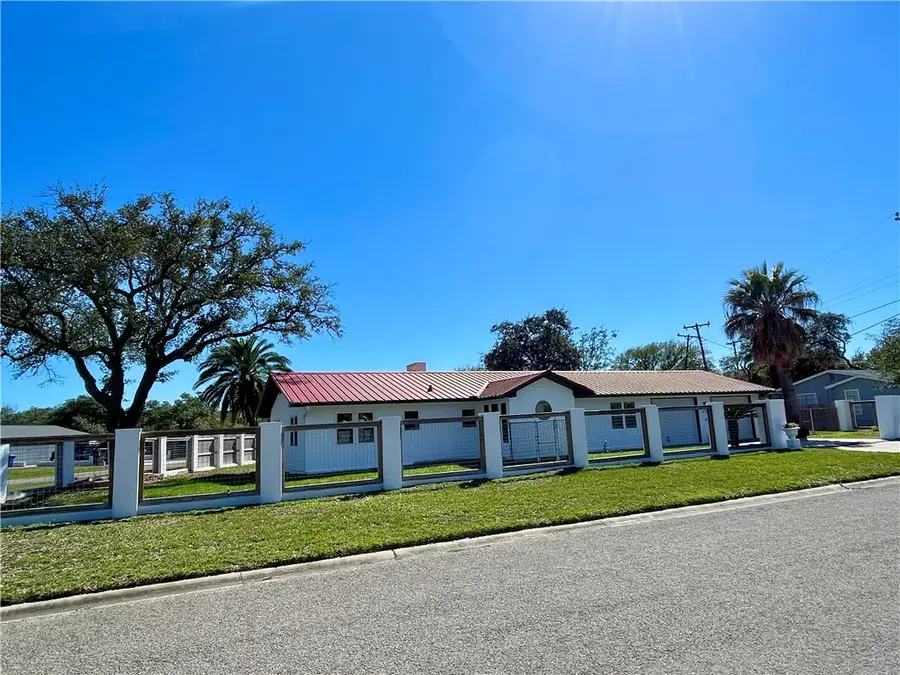 2005 Bay Ave., Rockport, TX 78382 - #3