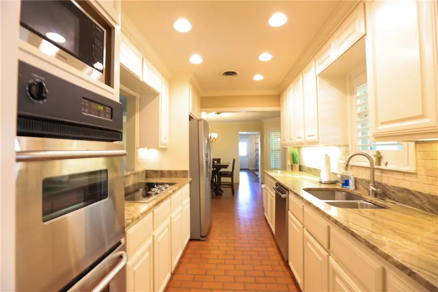 1316 Southwood Street, Alice, TX 78332 - #2