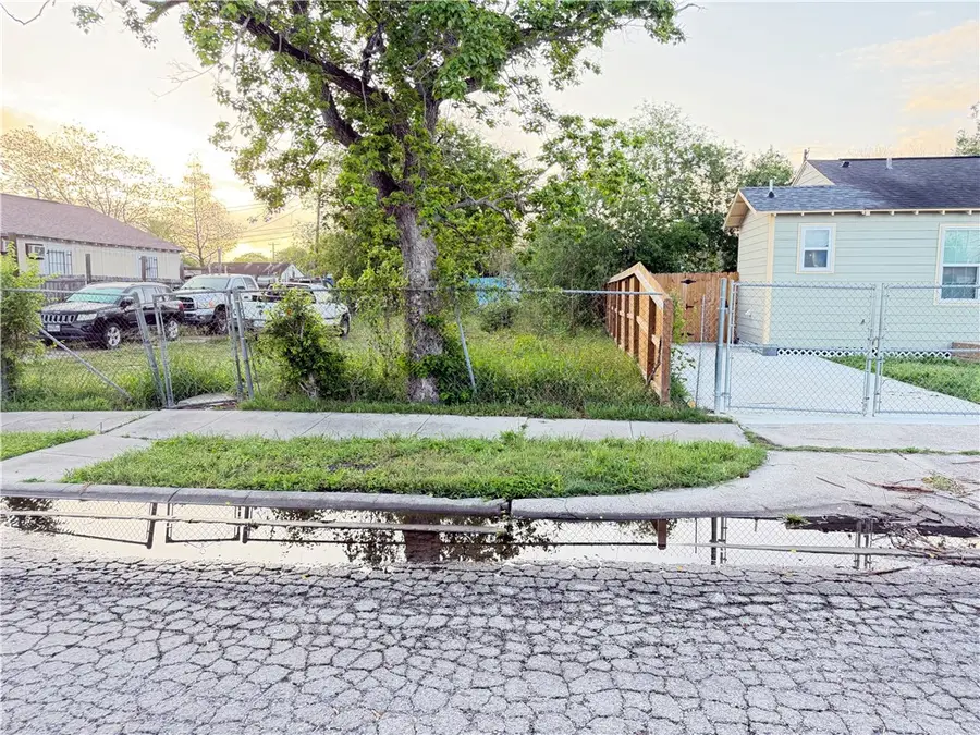 2814 Cleo Street, Corpus Christi, TX 78405 - #3