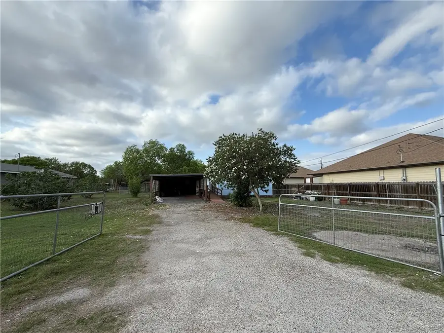 227 1/2 W Corral Avenue, Kingsville, TX 78363 - #2