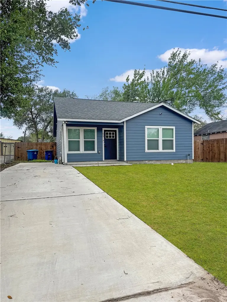 604 S Alta Vista Street, Beeville, TX 78102 - #1