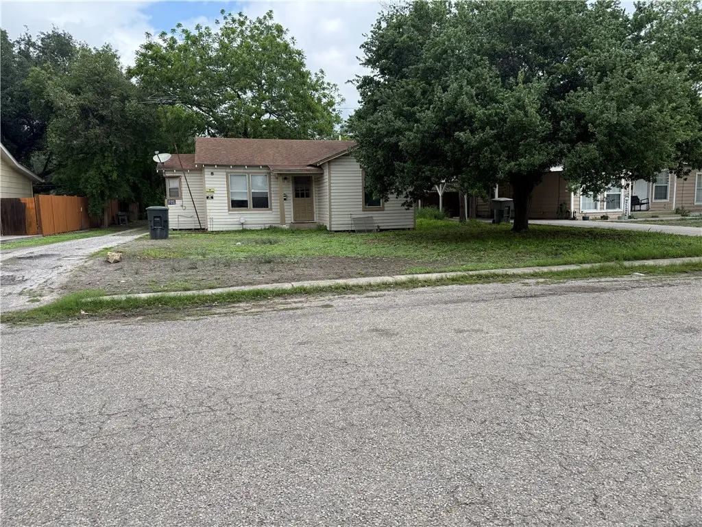 1131 E 5th Street, Alice, TX 78332 - #1