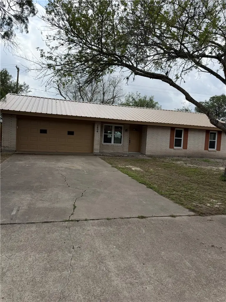 1404 Yellowstone Drive, Beeville, TX 78102 - #2