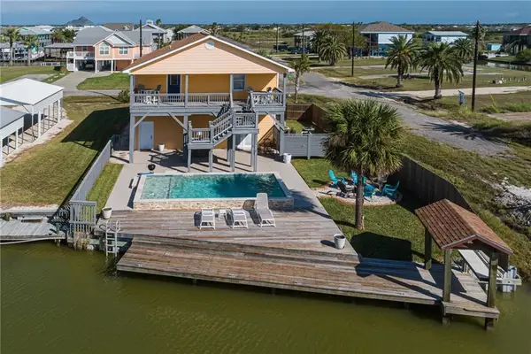 102 Ball Street, Rockport, TX 78382