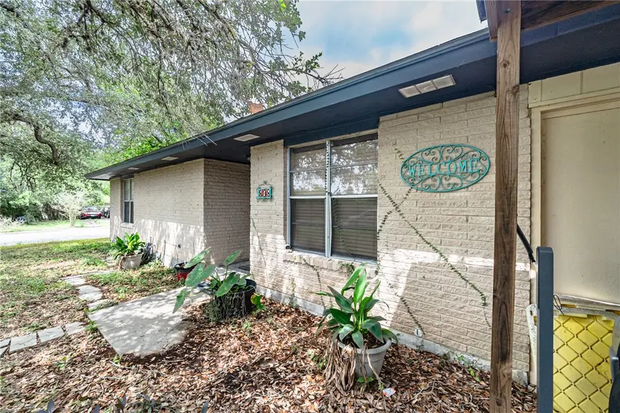 808 W Carter Street, Beeville, TX 78102 - #2