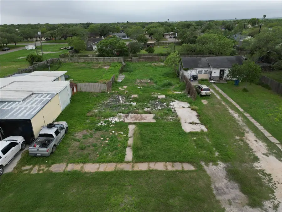 408 E 5th Street, Bishop, TX 78343 - #2