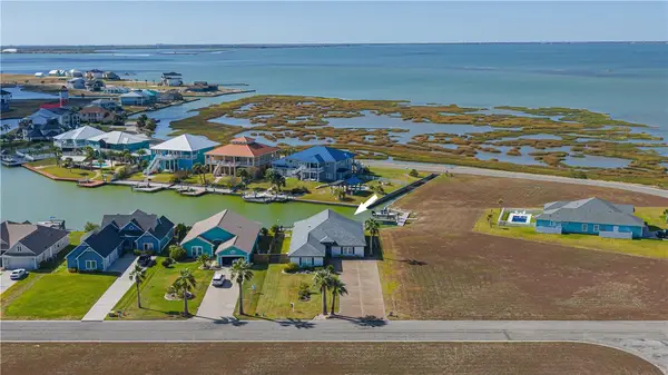 30 Peet's Bend Dr, Rockport, TX 78382