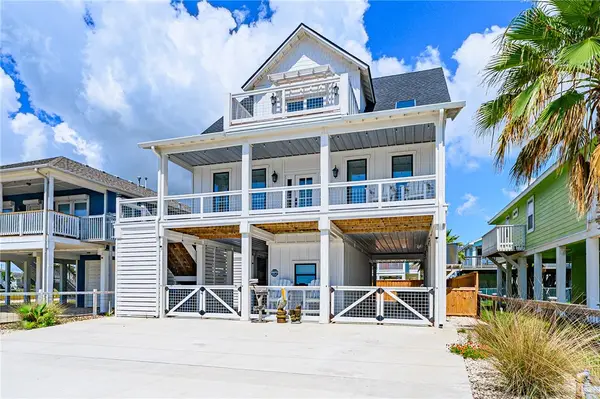 1227 S Magnolia Street, Rockport, TX 78382