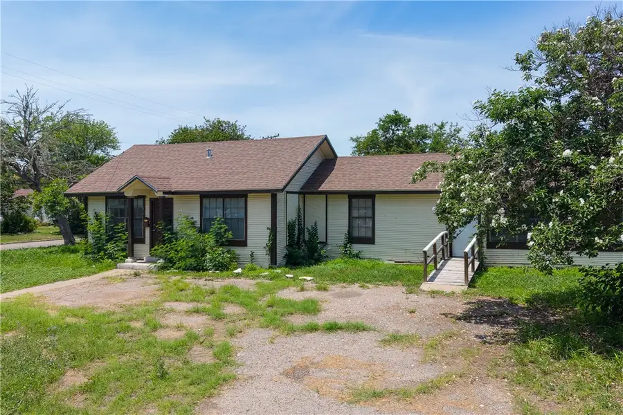 801 E 1st Street, Alice, TX 78332 - #2