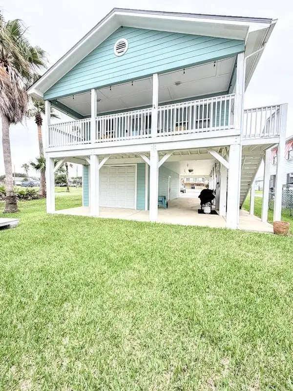 1228 S Live Oak Street, Rockport, TX 78382