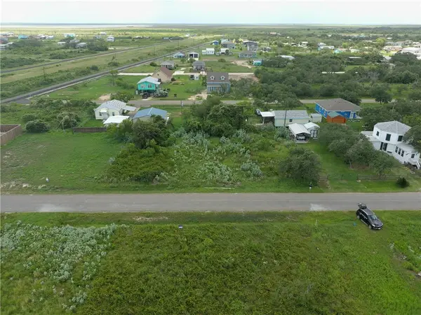 181 Shady Oaks Dr, Rockport, TX 78382